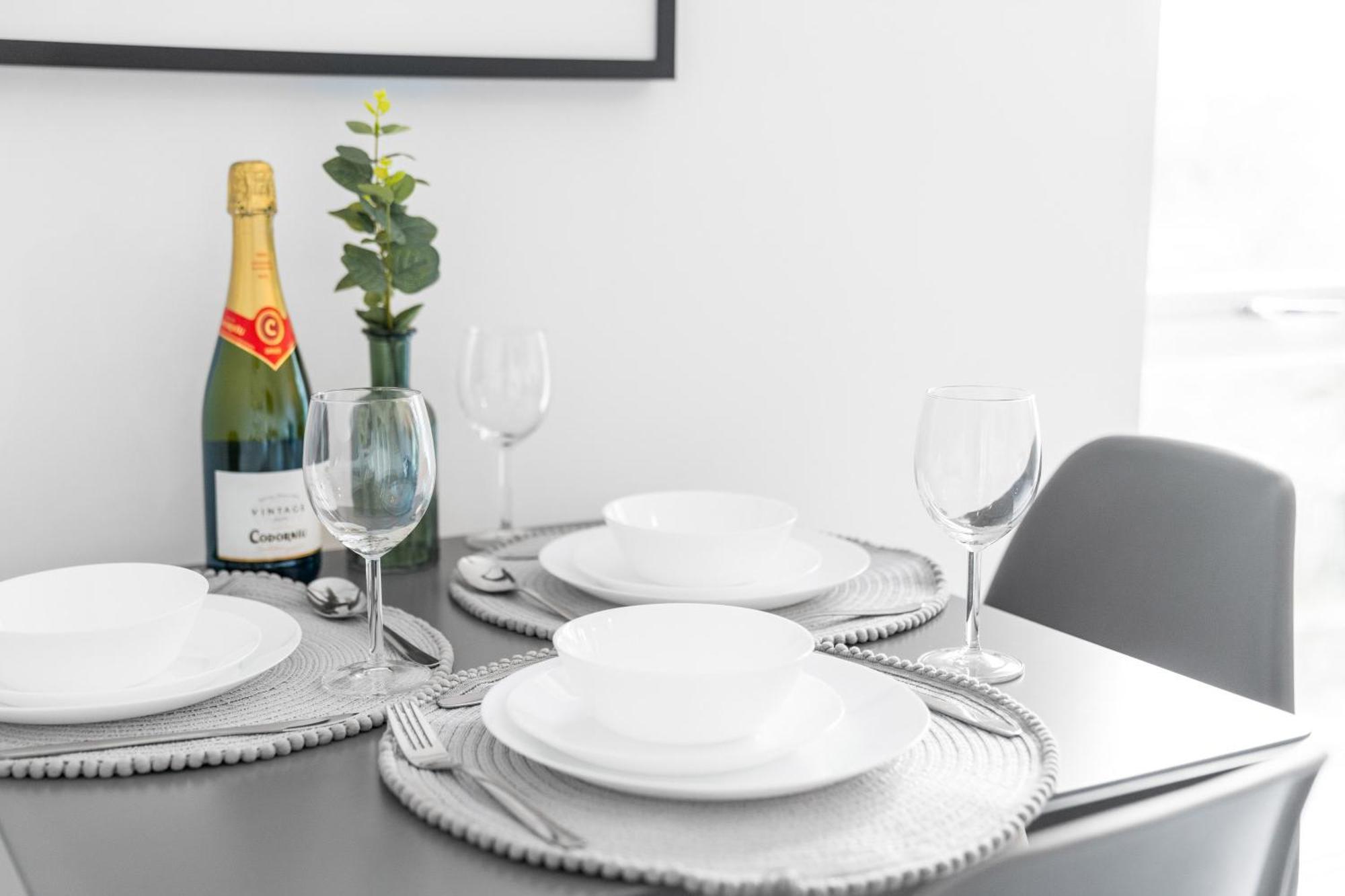 New 2 Bedroom Deluxe Apartment - Parking - Wifi & Netflix - Top Rated - 50C Cradley Heath ภายนอก รูปภาพ