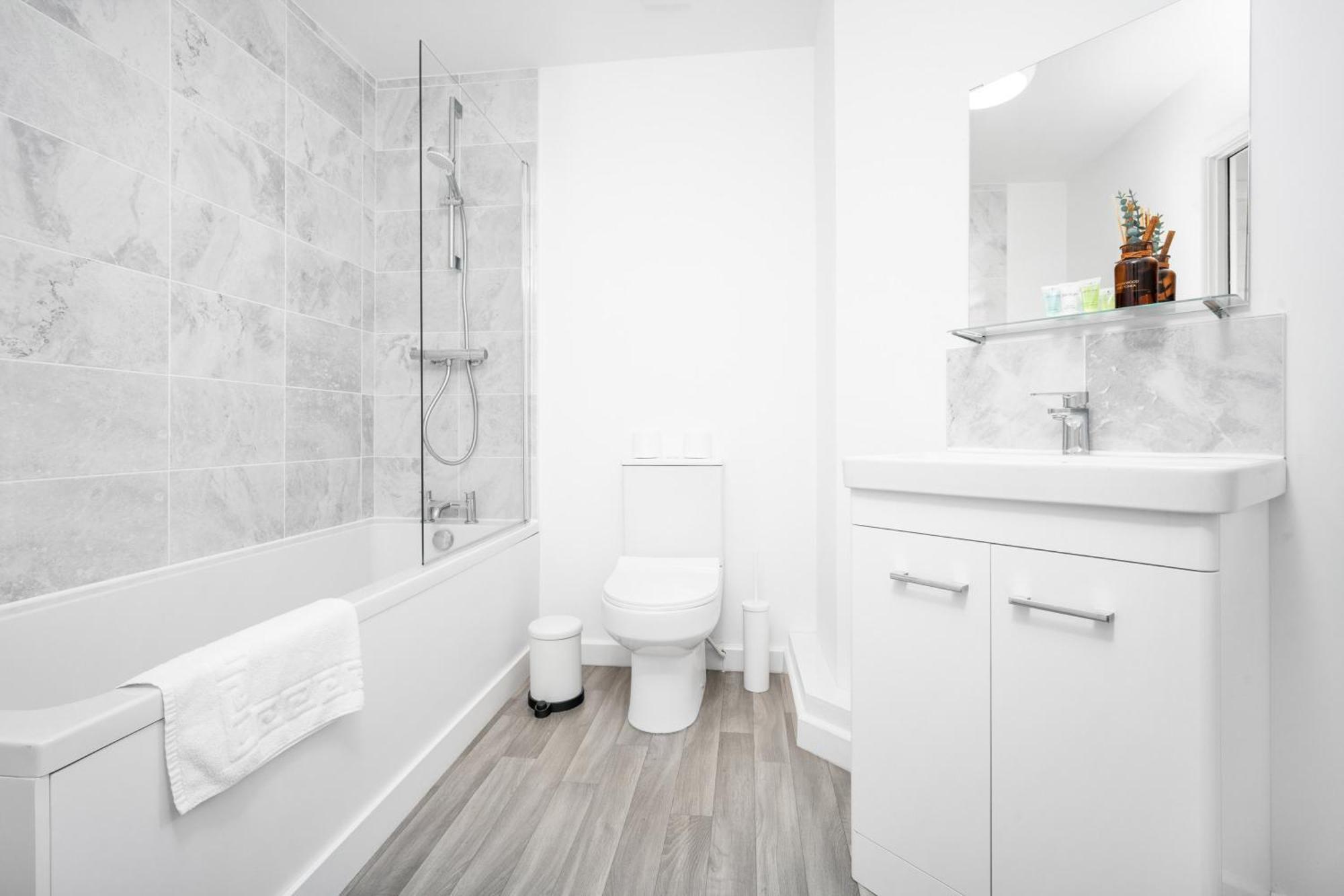 New 2 Bedroom Deluxe Apartment - Parking - Wifi & Netflix - Top Rated - 50C Cradley Heath ภายนอก รูปภาพ