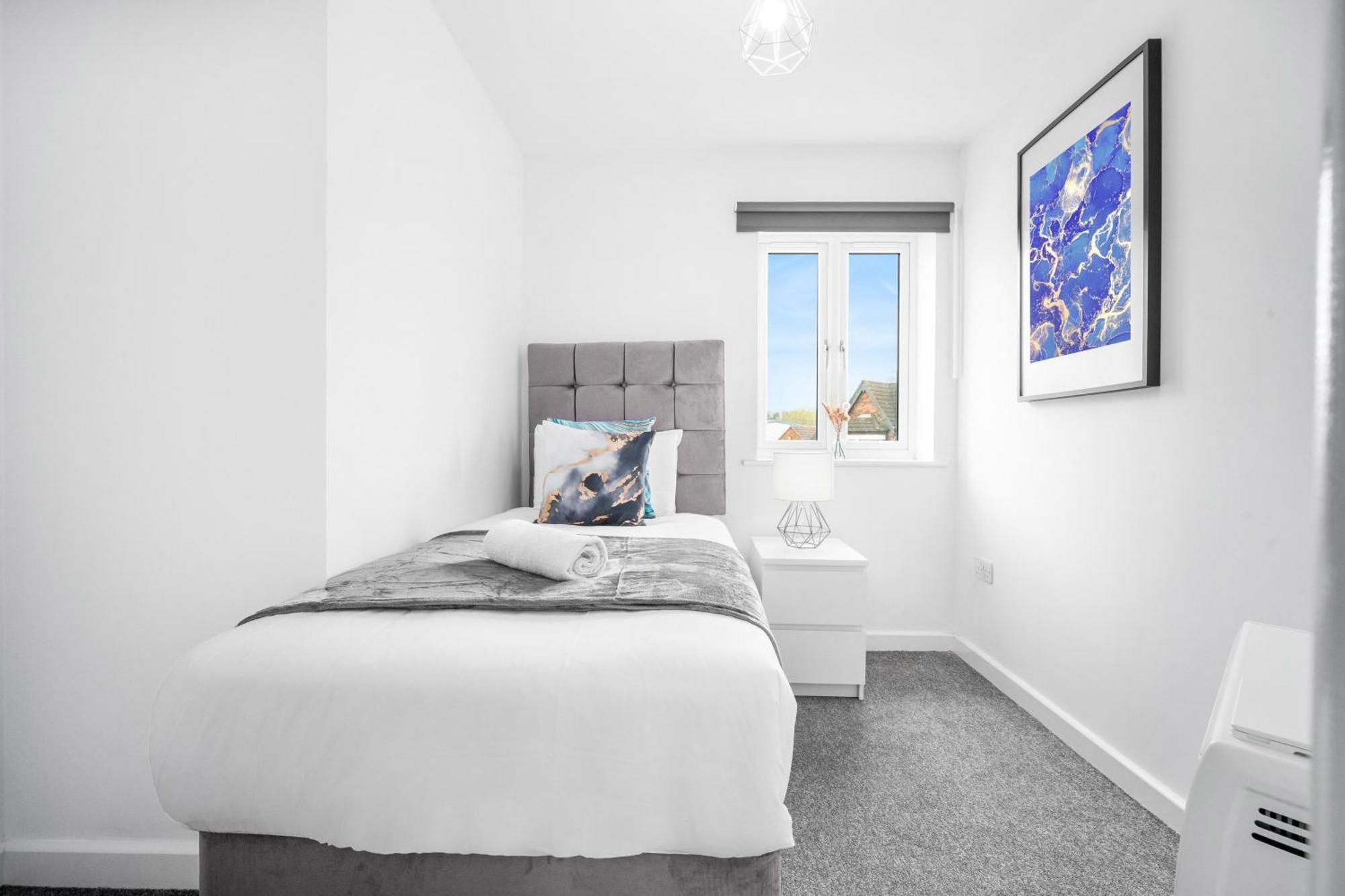 New 2 Bedroom Deluxe Apartment - Parking - Wifi & Netflix - Top Rated - 50C Cradley Heath ภายนอก รูปภาพ