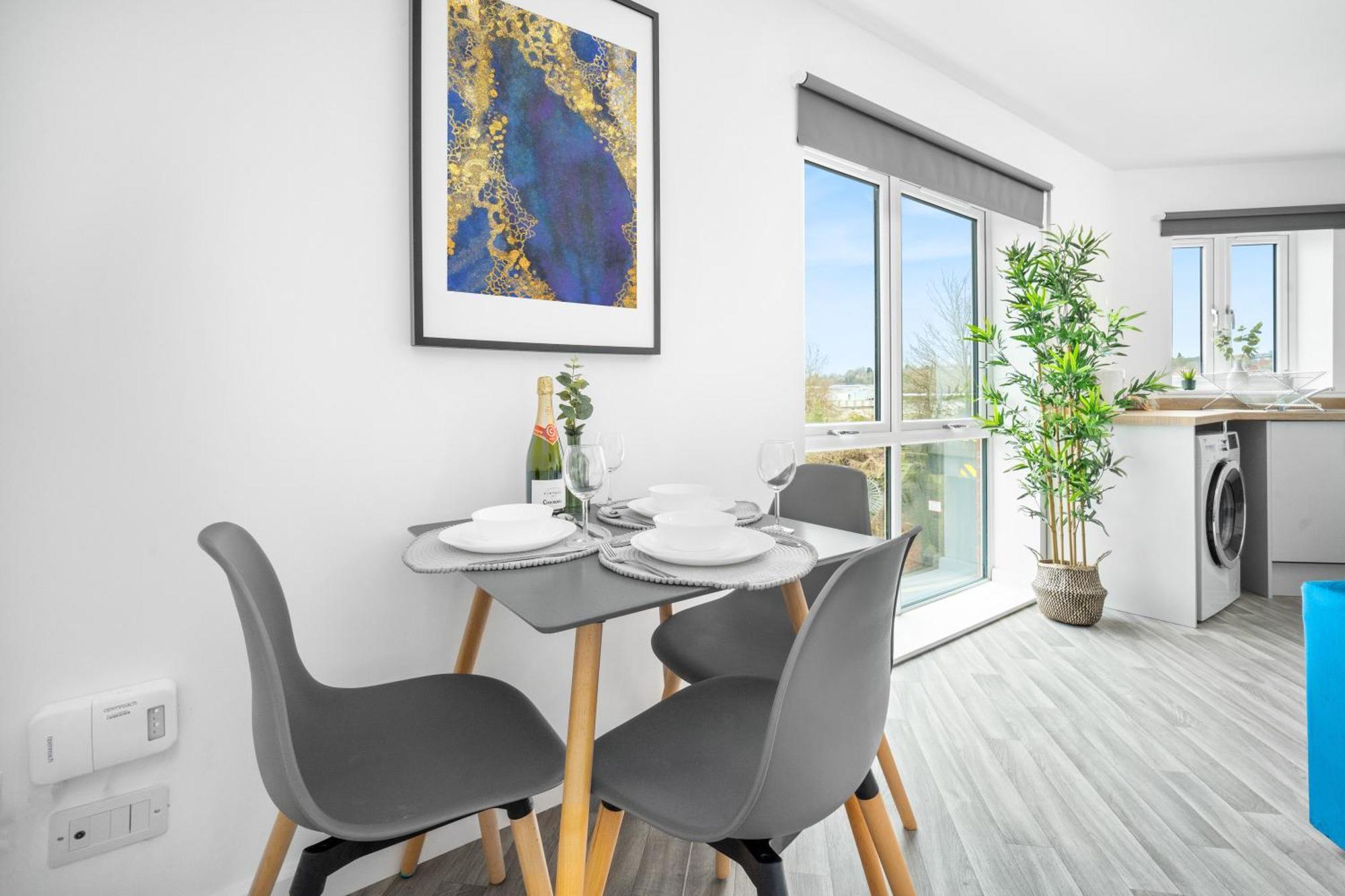 New 2 Bedroom Deluxe Apartment - Parking - Wifi & Netflix - Top Rated - 50C Cradley Heath ภายนอก รูปภาพ