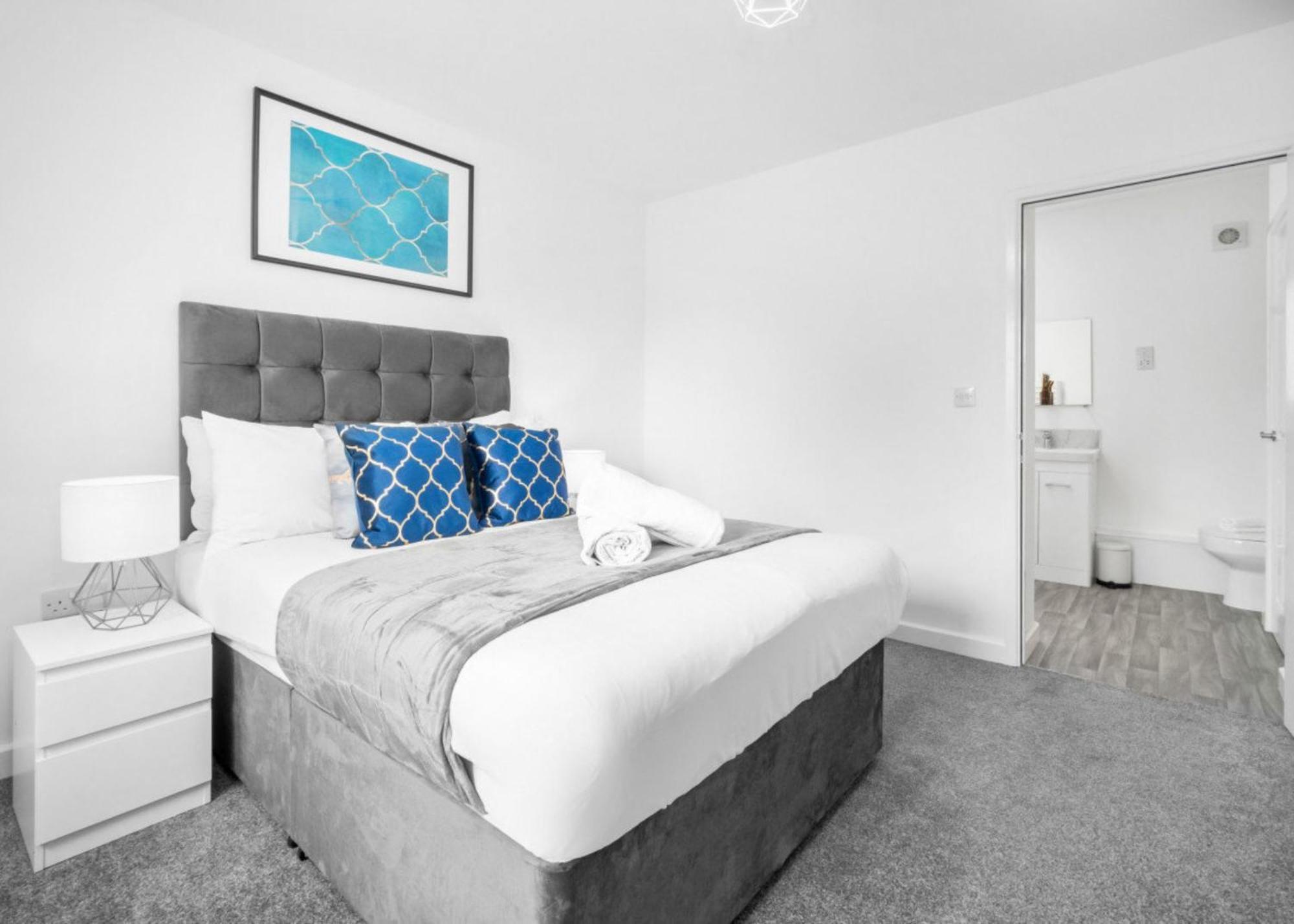 New 2 Bedroom Deluxe Apartment - Parking - Wifi & Netflix - Top Rated - 50C Cradley Heath ภายนอก รูปภาพ